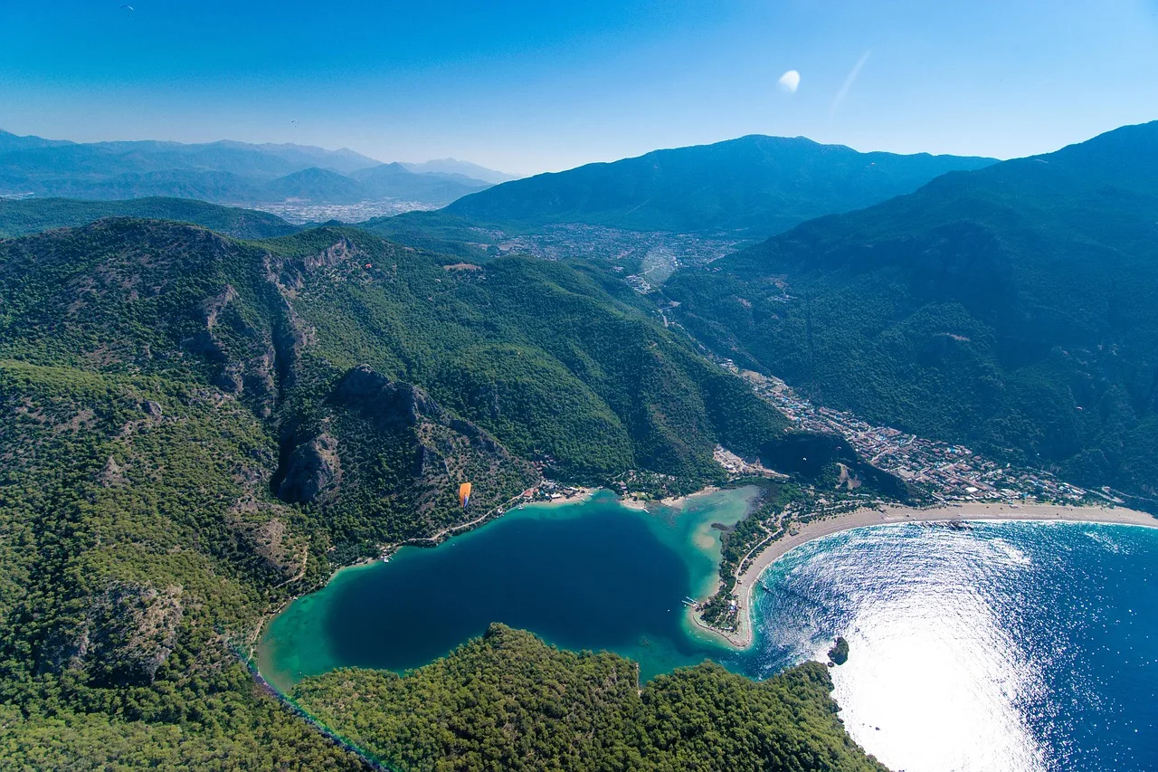 Ölüdeniz kıyı şeridinin ve dağlık arka planın genel görünümü