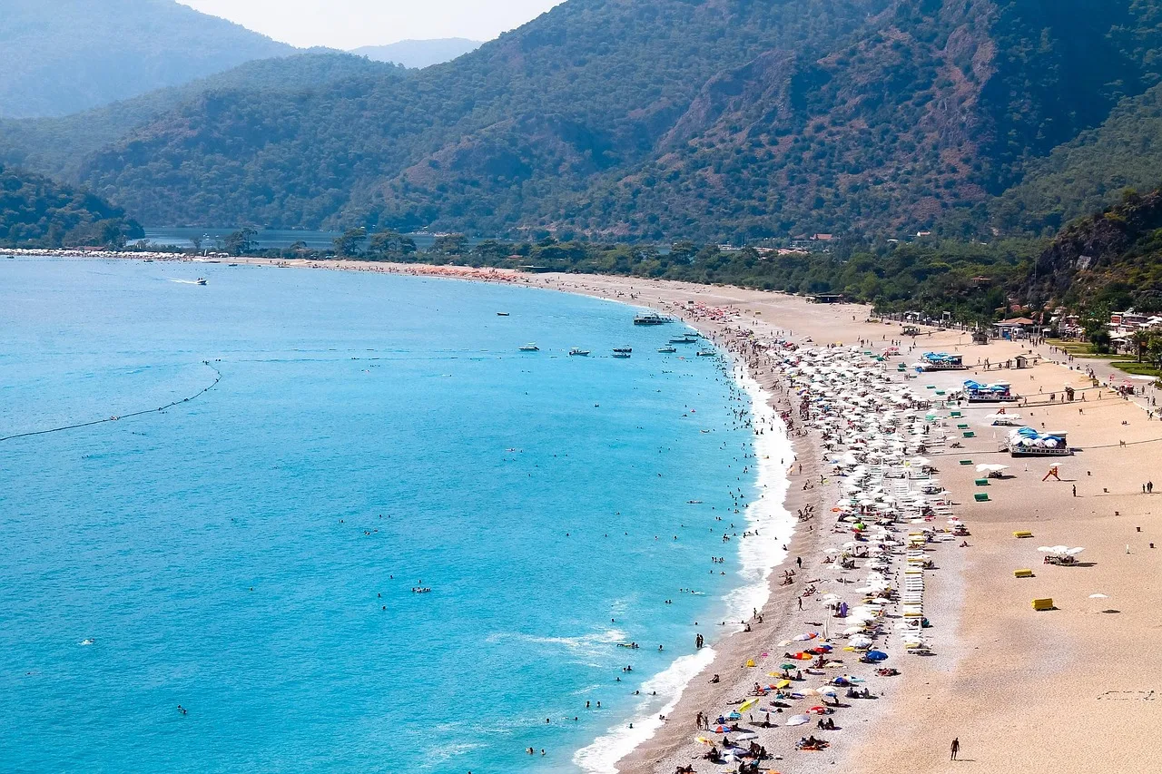 Ölüdeniz'de sakin bir kıyı ve deniz manzarası