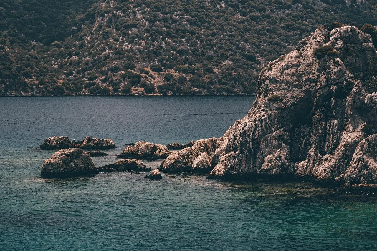 Antalya kıyı şeridinde turkuaz Akdeniz suyu ve kayalık sahil manzarası