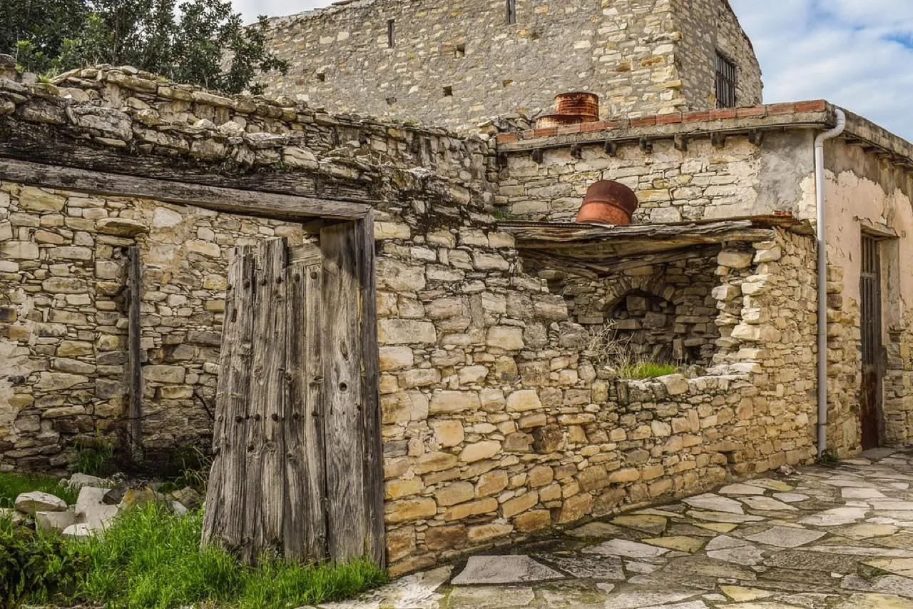 Akdeniz bölgesinde tipik bir eski taş ev, ahşap kapı ve taş avlu
