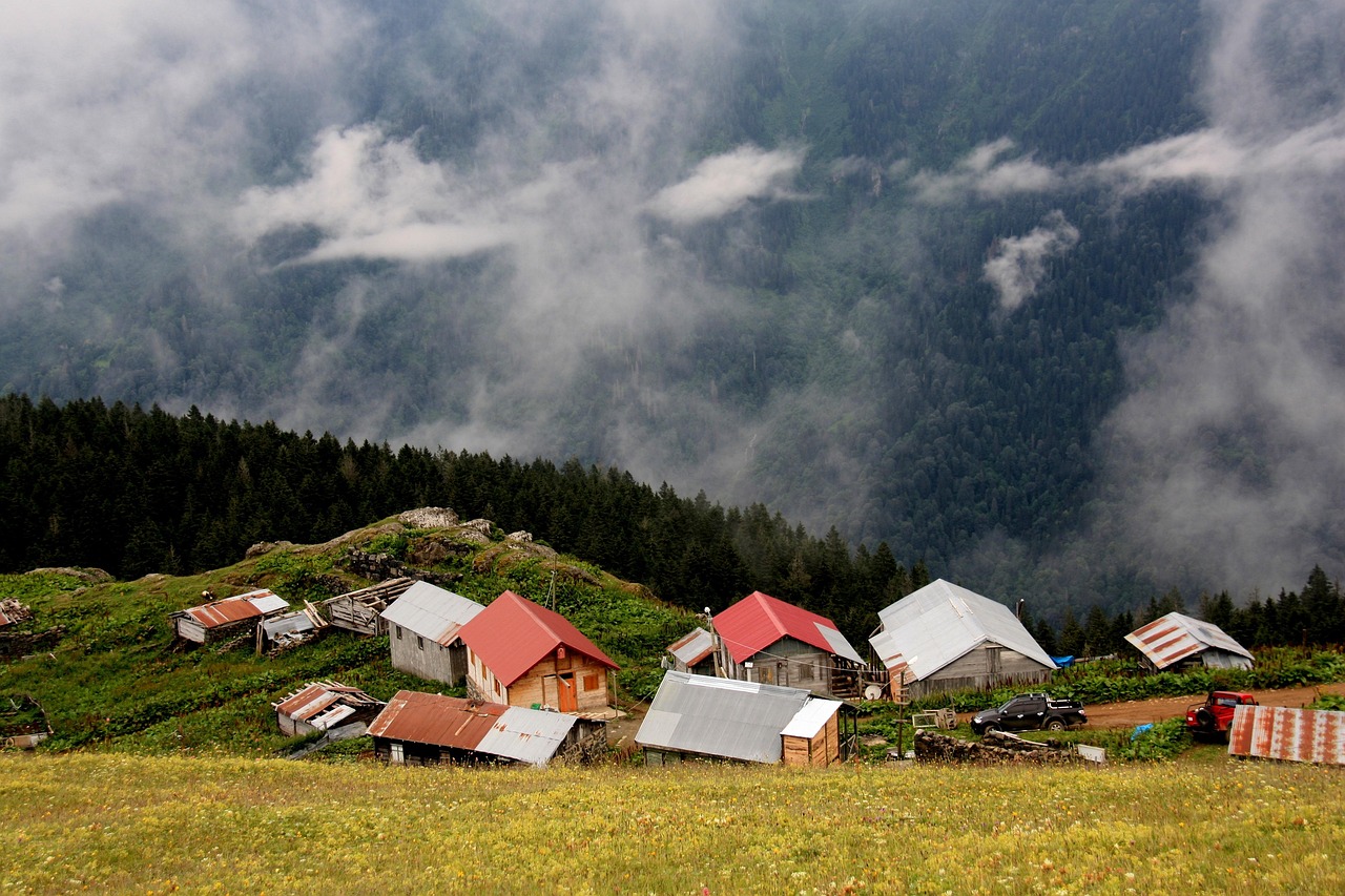 Karadeniz'in yeşil yaylalarında sis içinde ahşap yayla evleri, Kaçkar Dağları bölgesi