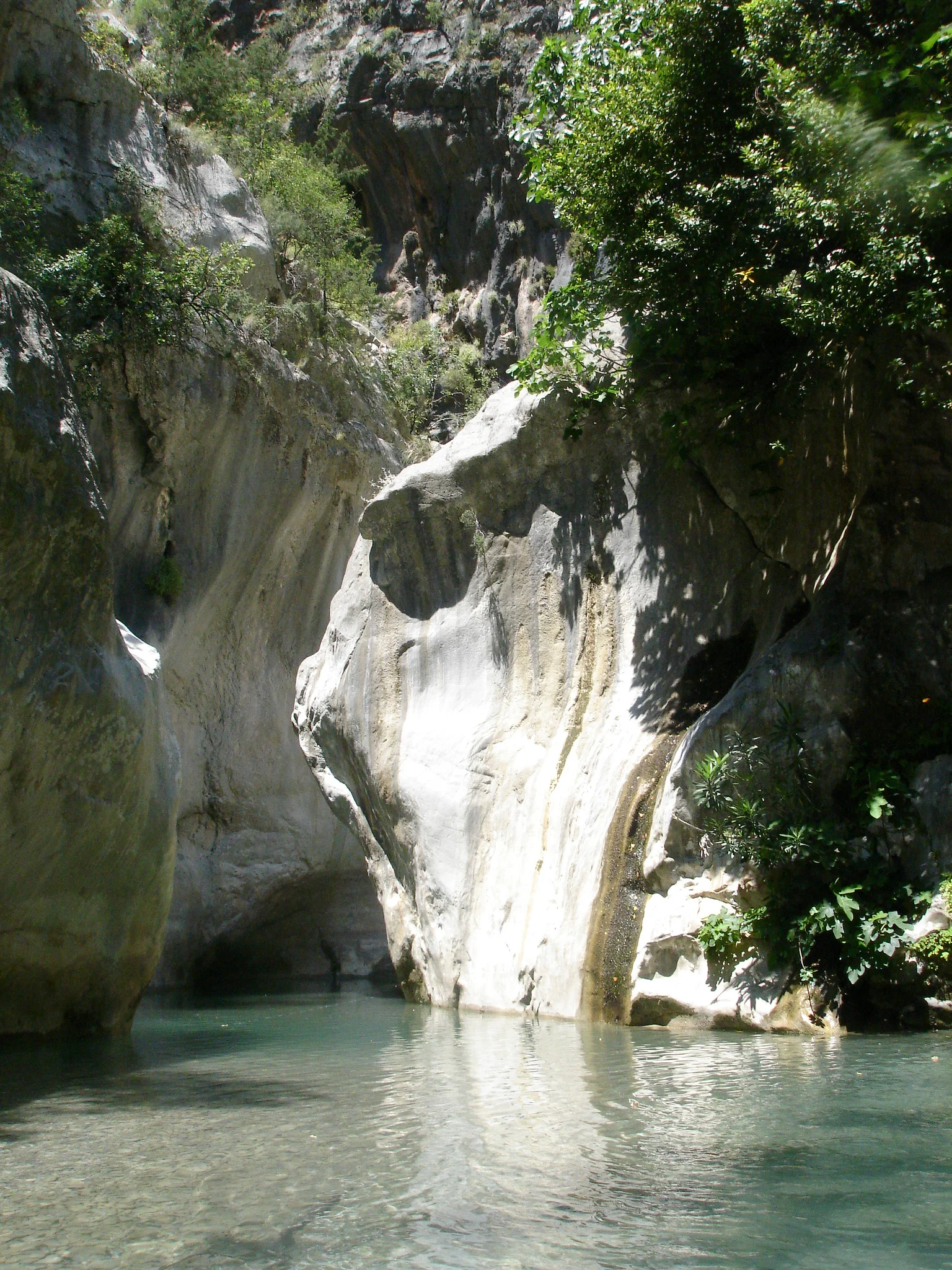 Köprülü Kanyon'un dik, beyaz kireçtaşı duvarları ve yeşil-turkuaz nehir suyu