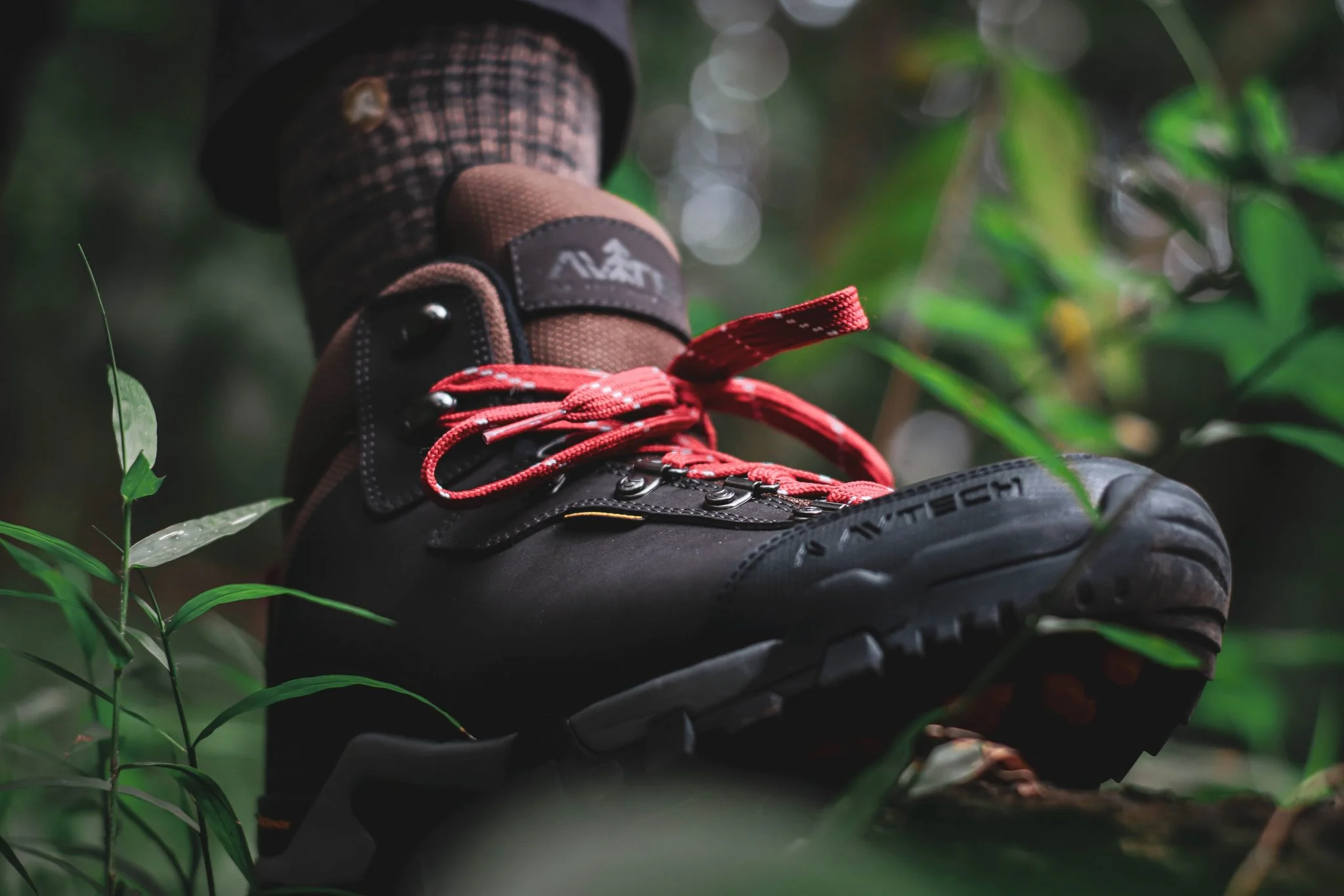 Temizlenmeye hazırlanan outdoor yürüyüş botları